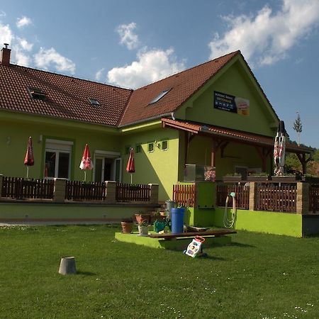 Hostinec Vo Visnovom Stará Turá Dış mekan fotoğraf